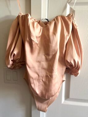 Bershka Women’s Satin Off The Shoulder Puff-Sleeve Bodysuit in Blush Rose Size L